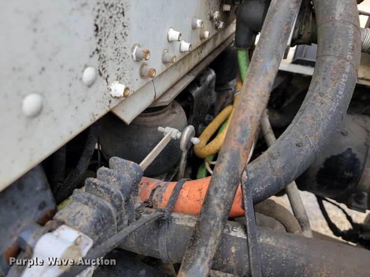 image for item JE9932 2000 Freightliner FLD120  semi truck