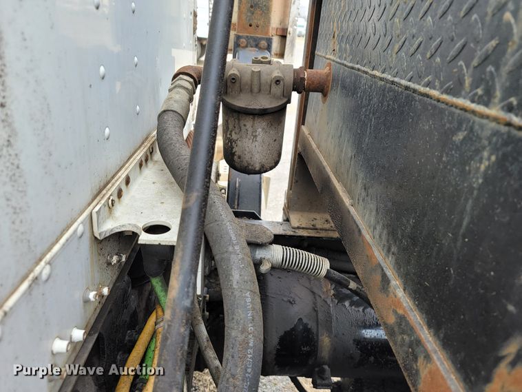 image for item JE9932 2000 Freightliner FLD120  semi truck