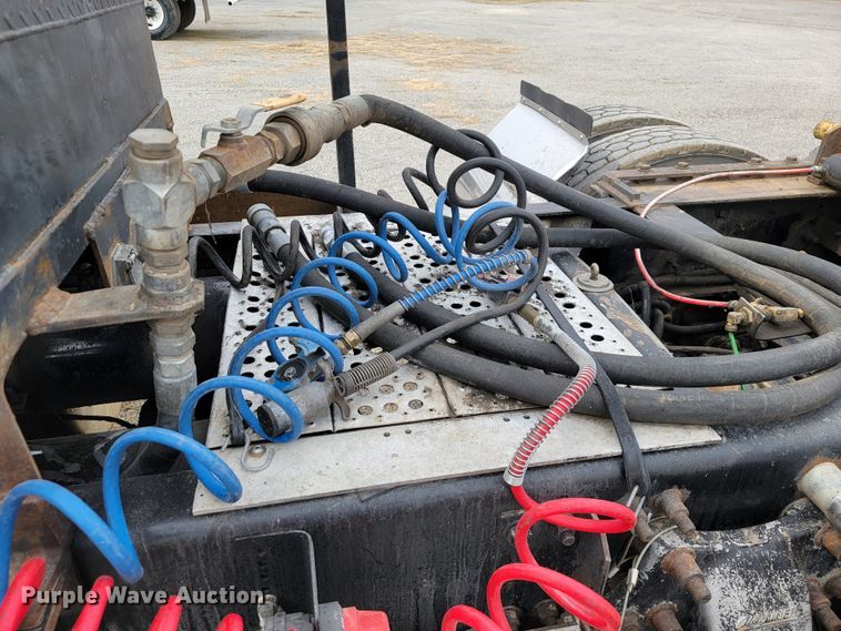 image for item JE9932 2000 Freightliner FLD120  semi truck