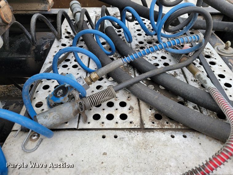 image for item JE9932 2000 Freightliner FLD120  semi truck