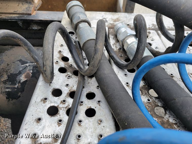 image for item JE9932 2000 Freightliner FLD120  semi truck