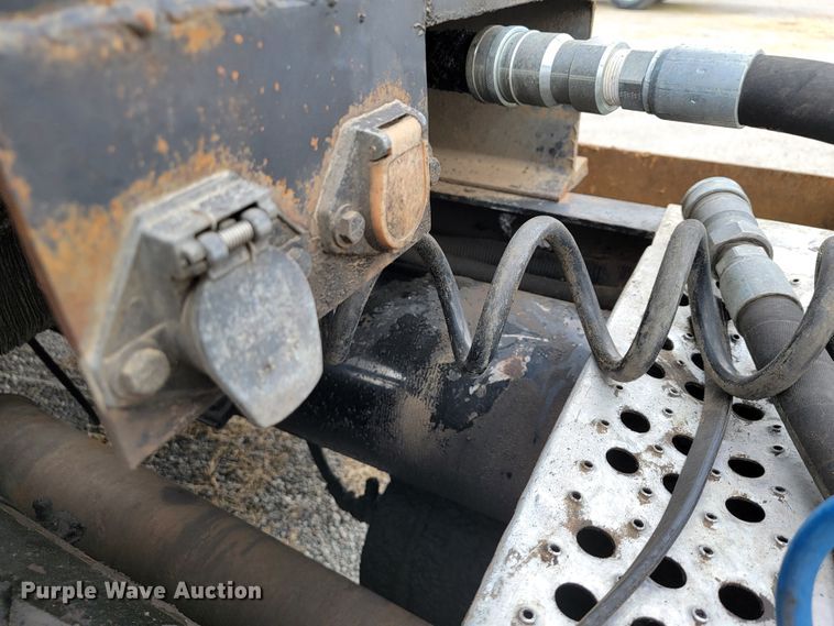 image for item JE9932 2000 Freightliner FLD120  semi truck