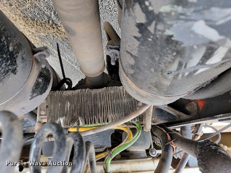 image for item JE9932 2000 Freightliner FLD120  semi truck