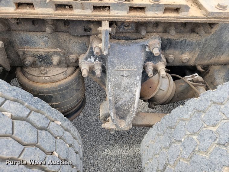 image for item JE9932 2000 Freightliner FLD120  semi truck