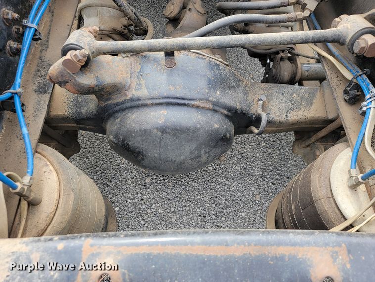 image for item JE9932 2000 Freightliner FLD120  semi truck