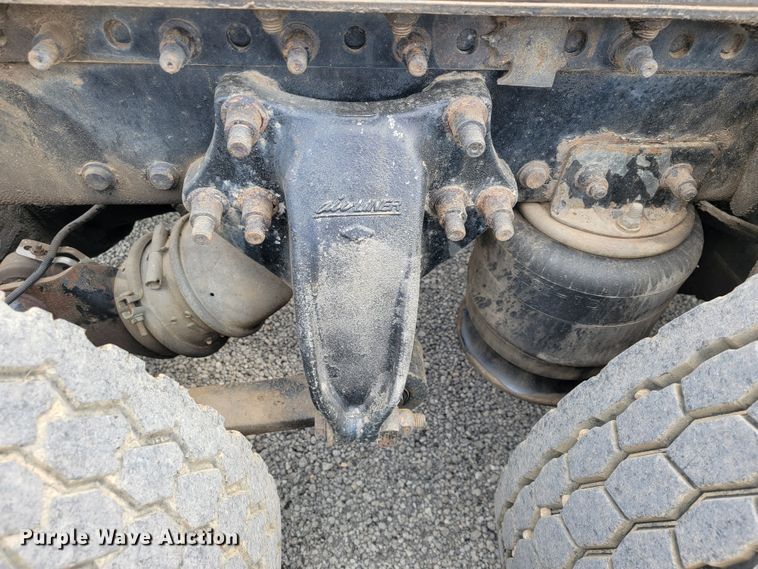 image for item JE9932 2000 Freightliner FLD120  semi truck