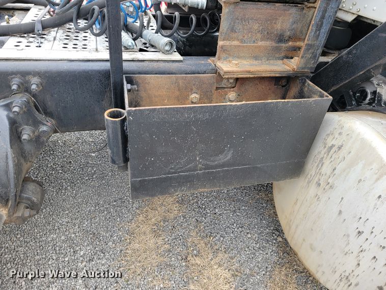 image for item JE9932 2000 Freightliner FLD120  semi truck