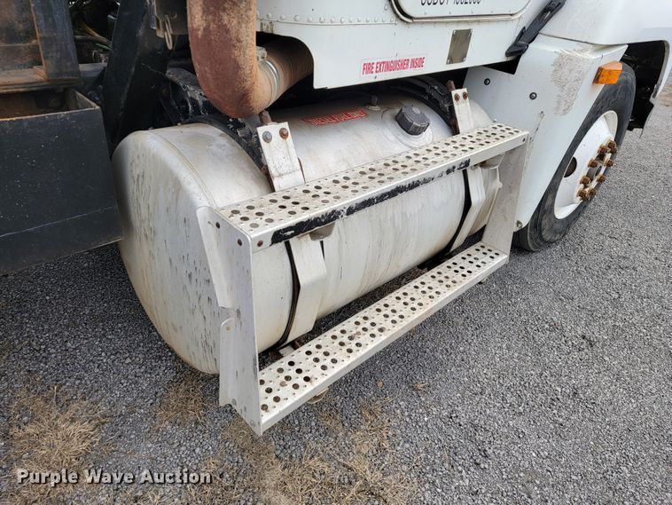 image for item JE9932 2000 Freightliner FLD120  semi truck