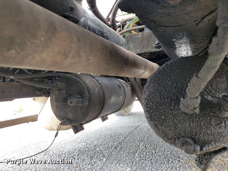 image for item JE9932 2000 Freightliner FLD120  semi truck