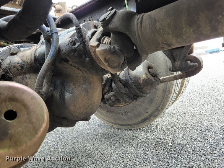 image for item JE9932 2000 Freightliner FLD120  semi truck