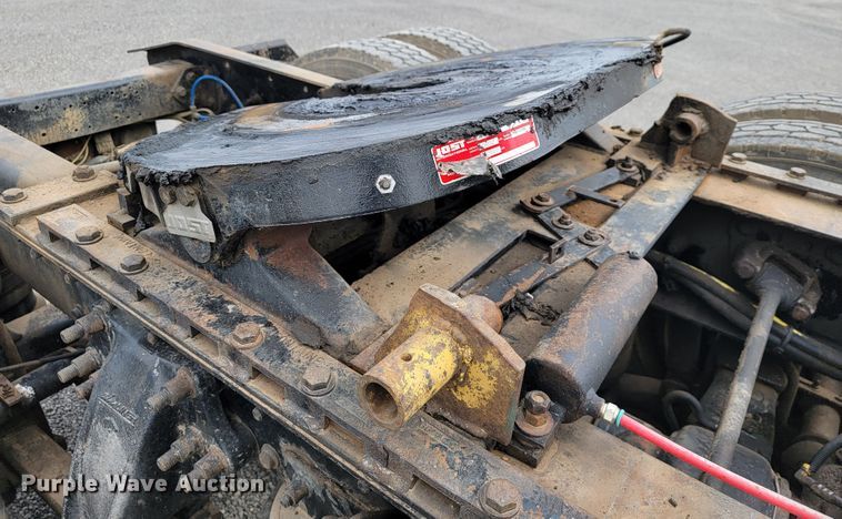 image for item JE9932 2000 Freightliner FLD120  semi truck