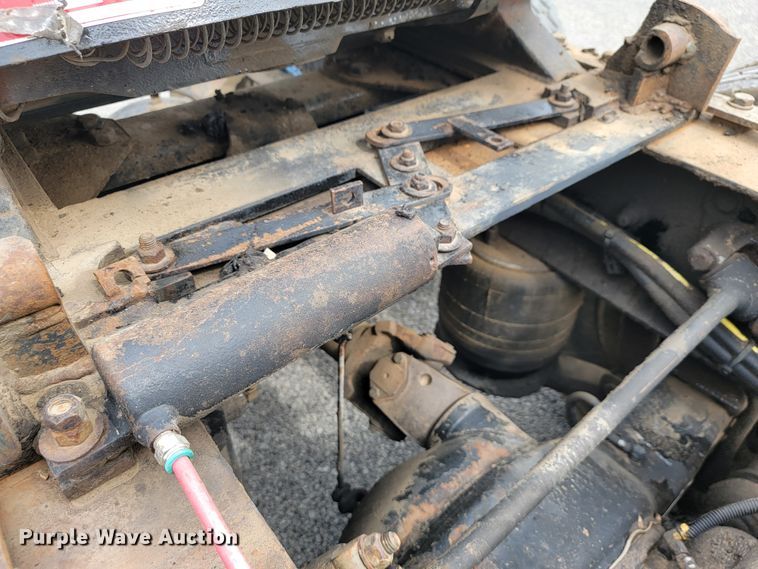 image for item JE9932 2000 Freightliner FLD120  semi truck