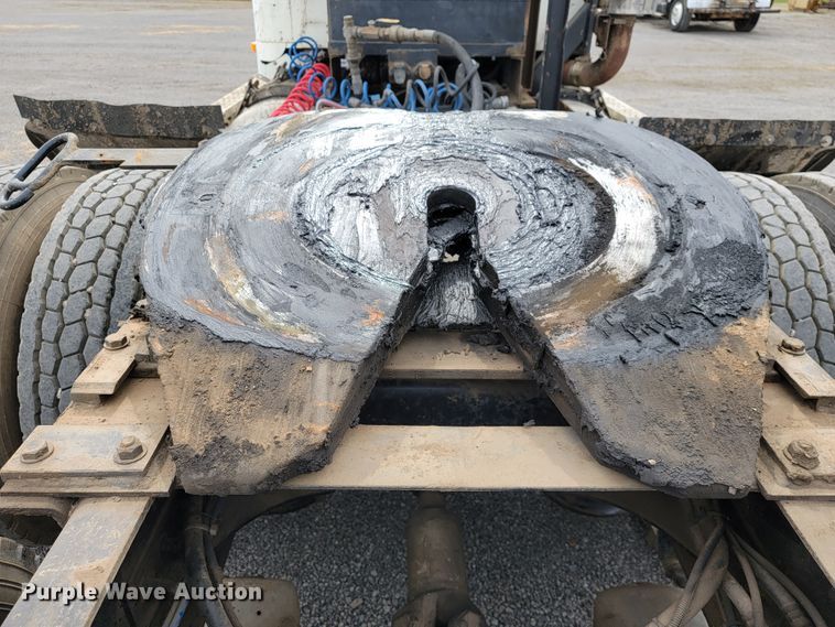 image for item JE9932 2000 Freightliner FLD120  semi truck