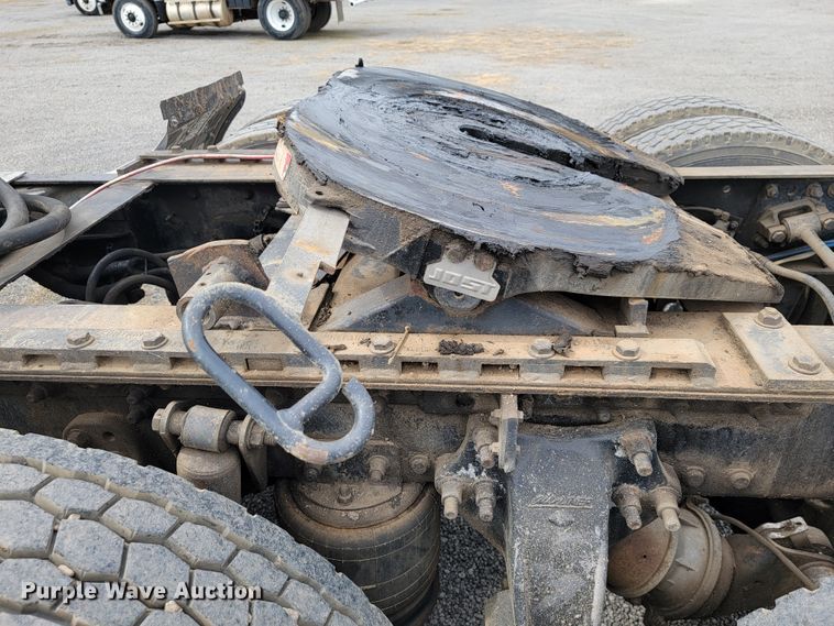 image for item JE9932 2000 Freightliner FLD120  semi truck