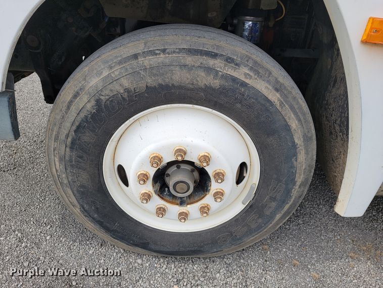 image for item JE9932 2000 Freightliner FLD120  semi truck