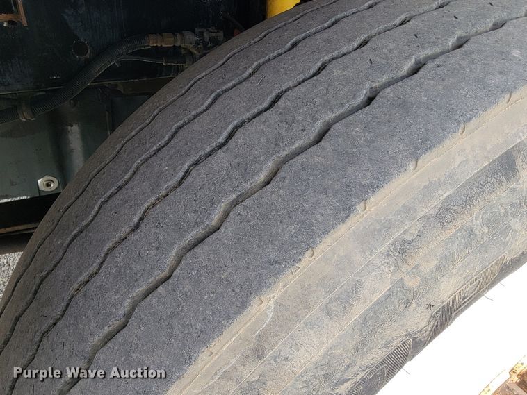 image for item JE9932 2000 Freightliner FLD120  semi truck