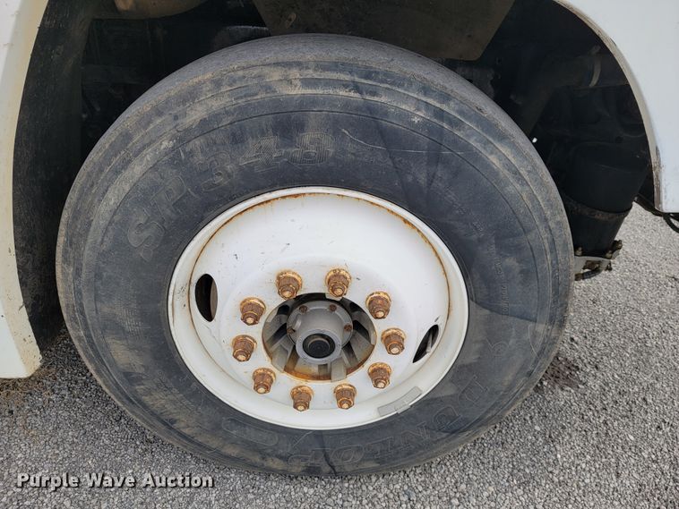 image for item JE9932 2000 Freightliner FLD120  semi truck