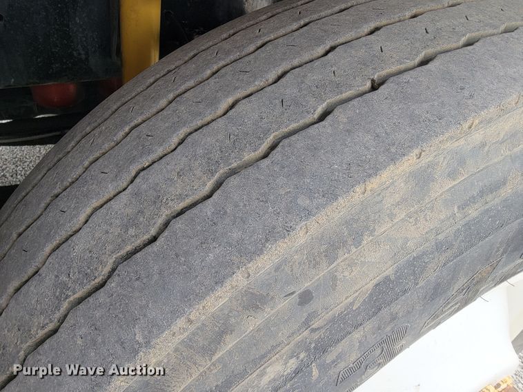 image for item JE9932 2000 Freightliner FLD120  semi truck