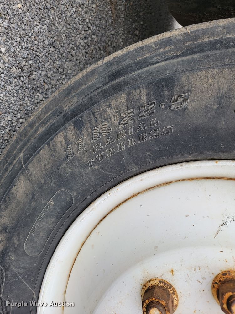 image for item JE9932 2000 Freightliner FLD120  semi truck