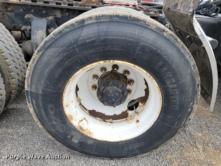 image for item JE9932 2000 Freightliner FLD120  semi truck