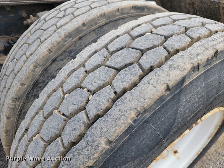 image for item JE9932 2000 Freightliner FLD120  semi truck