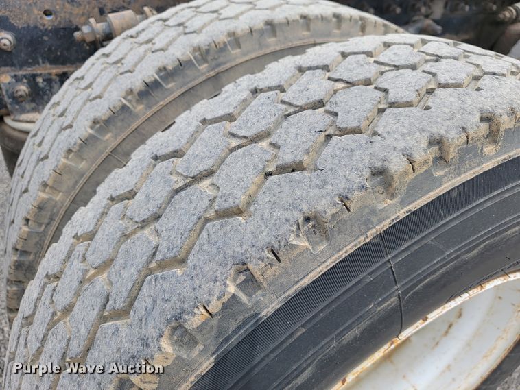 image for item JE9932 2000 Freightliner FLD120  semi truck