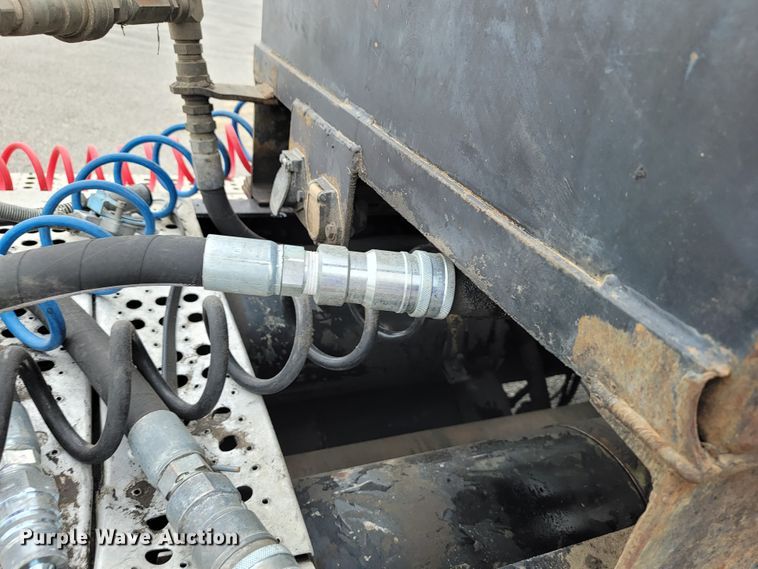 image for item JE9932 2000 Freightliner FLD120  semi truck