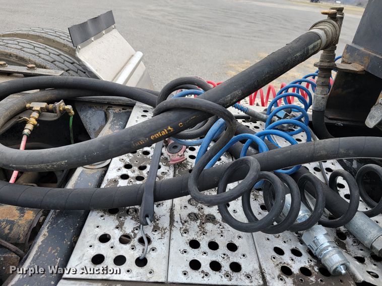 image for item JE9932 2000 Freightliner FLD120  semi truck