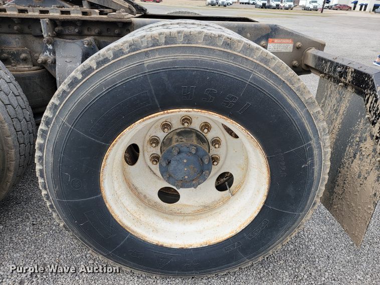 image for item JE9932 2000 Freightliner FLD120  semi truck