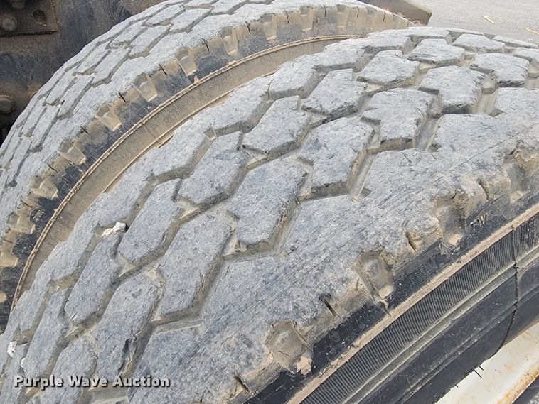 image for item JE9932 2000 Freightliner FLD120  semi truck