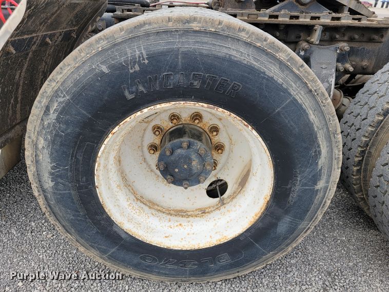 image for item JE9932 2000 Freightliner FLD120  semi truck