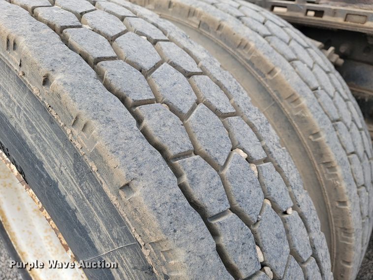 image for item JE9932 2000 Freightliner FLD120  semi truck