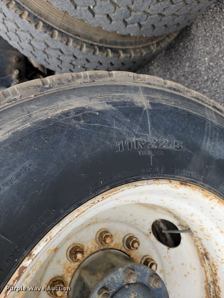 image for item JE9932 2000 Freightliner FLD120  semi truck