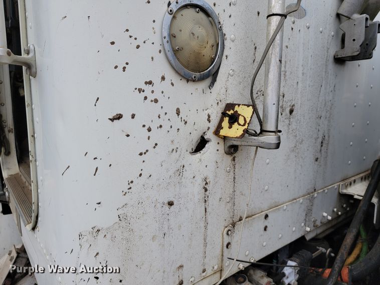 image for item JE9932 2000 Freightliner FLD120  semi truck