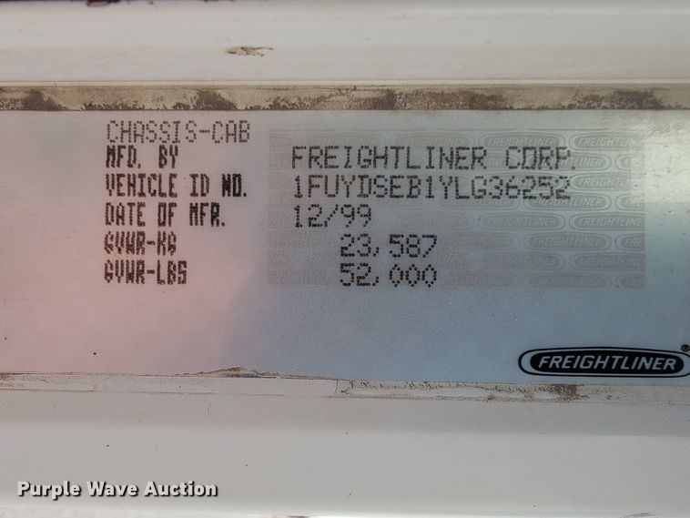 image for item JE9932 2000 Freightliner FLD120  semi truck