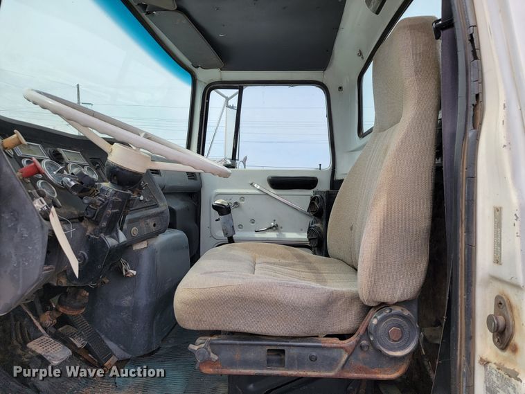 image for item JE9933 1992 Ford Aeromax I9000  semi truck