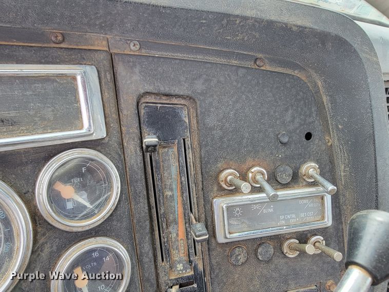 image for item JE9933 1992 Ford Aeromax I9000  semi truck