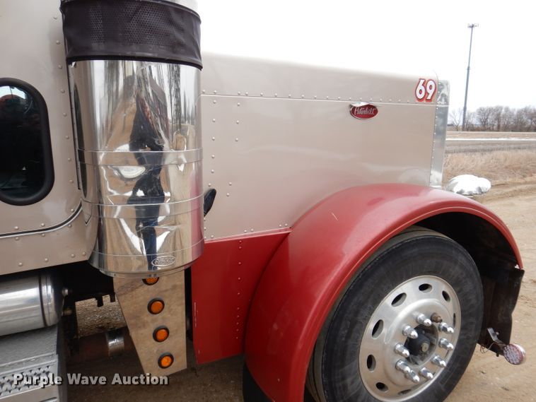 image for item JK9525 2001 Peterbilt 379  semi truck