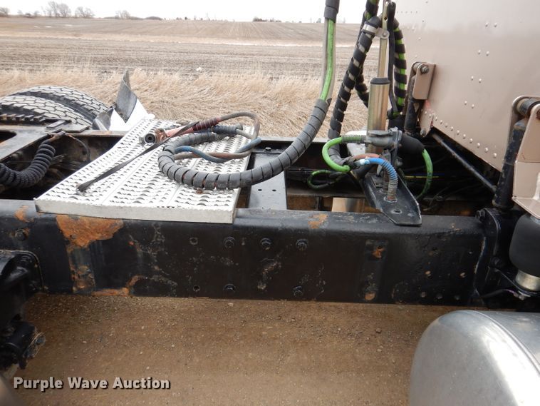 image for item JK9525 2001 Peterbilt 379  semi truck