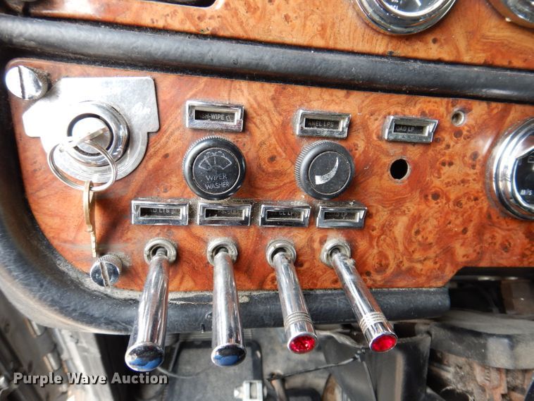 image for item JK9525 2001 Peterbilt 379  semi truck