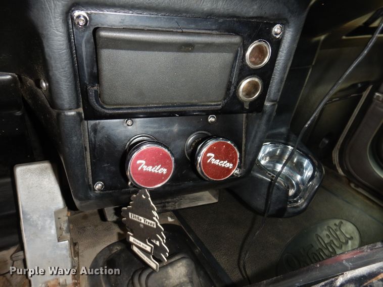 image for item JK9525 2001 Peterbilt 379  semi truck