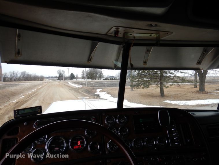 image for item JK9525 2001 Peterbilt 379  semi truck