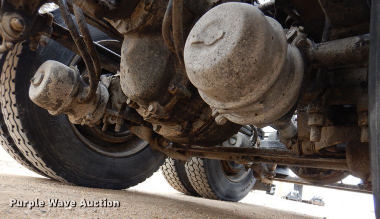 image for item JK9525 2001 Peterbilt 379  semi truck