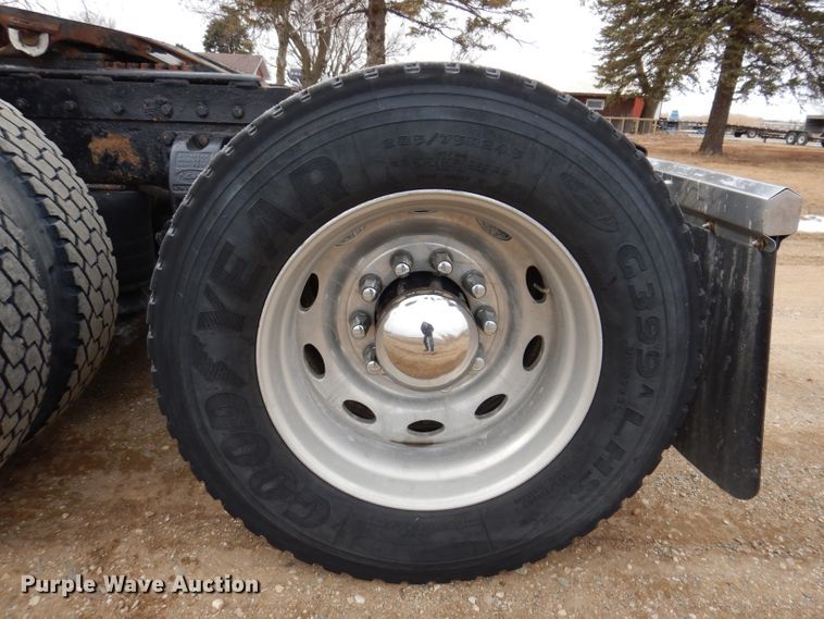 image for item JK9525 2001 Peterbilt 379  semi truck