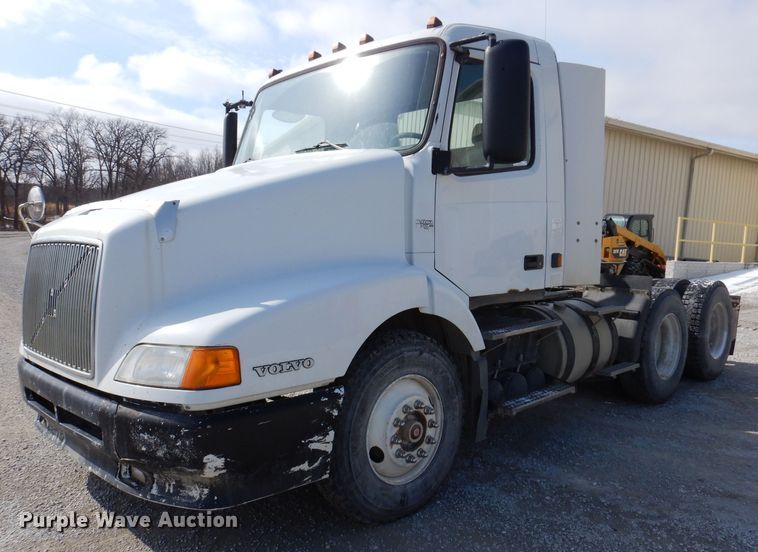 image for item JK9532 2000 Volvo VN  semi truck