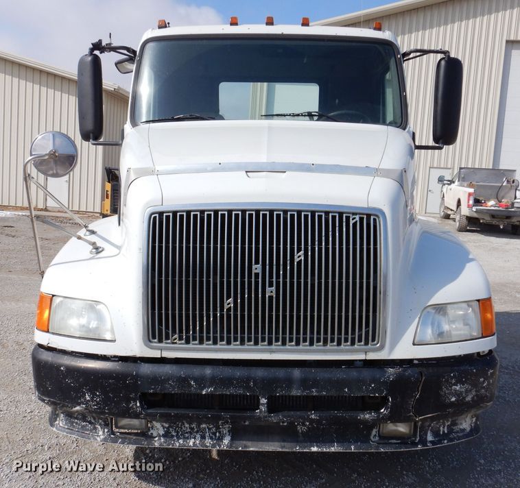 image for item JK9532 2000 Volvo VN  semi truck