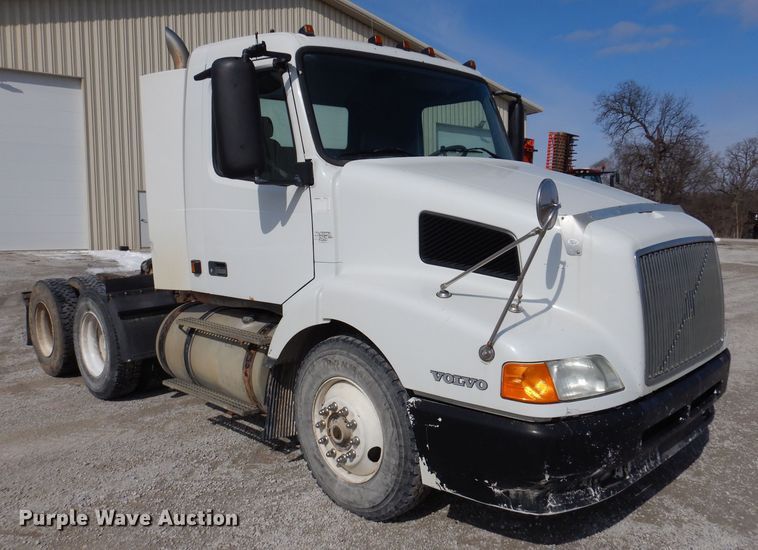 image for item JK9532 2000 Volvo VN  semi truck