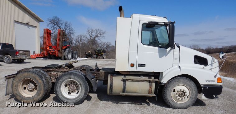 image for item JK9532 2000 Volvo VN  semi truck