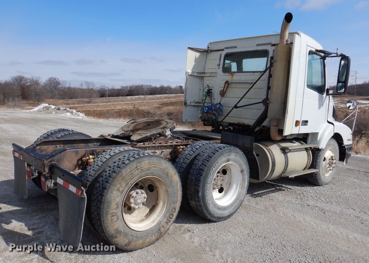 image for item JK9532 2000 Volvo VN  semi truck