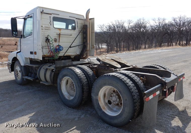 image for item JK9532 2000 Volvo VN  semi truck